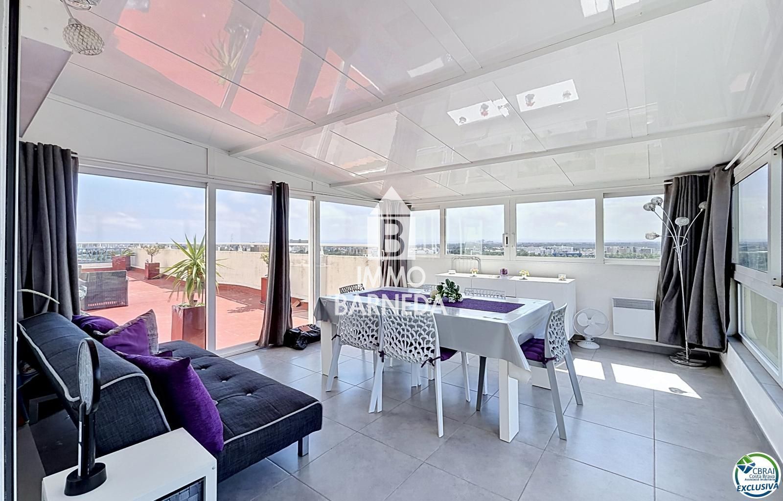 Grand studio rénové avec terrasse de 72 m², véranda récente et vue panoramique sur la baie de Roses dans résidence avec piscine et parking