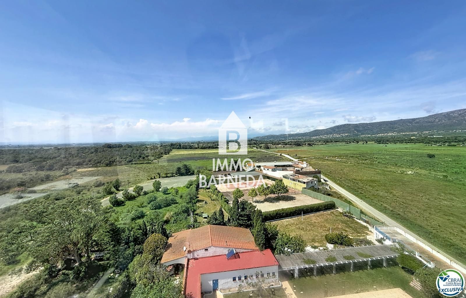 Grand studio rénové avec terrasse de 72 m², véranda récente et vue panoramique sur la baie de Roses dans résidence avec piscine et parking