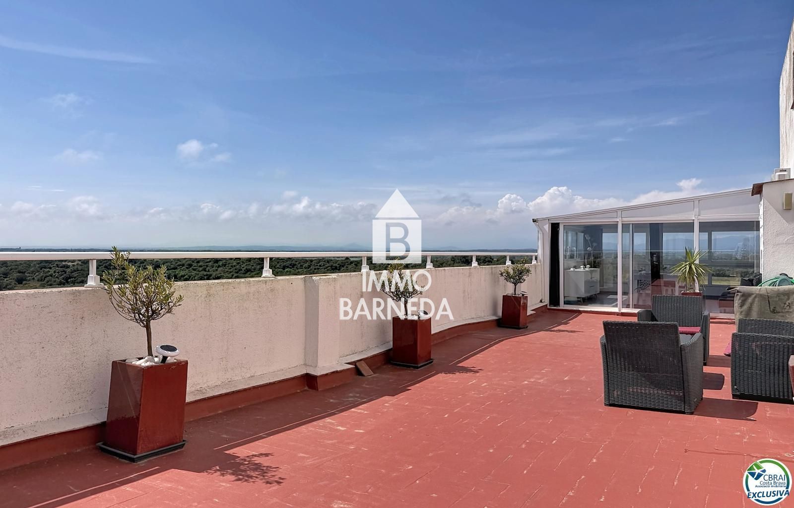 Grand studio rénové avec terrasse de 72 m², véranda récente et vue panoramique sur la baie de Roses dans résidence avec piscine et parking