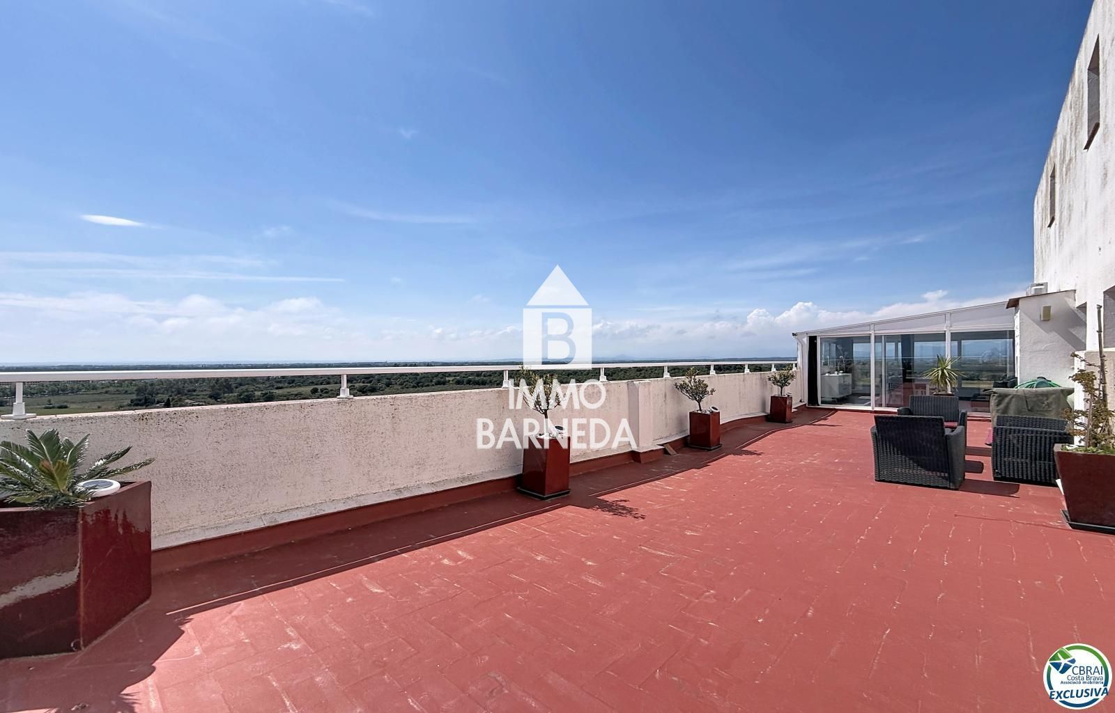 Grand studio rénové avec terrasse de 72 m², véranda récente et vue panoramique sur la baie de Roses dans résidence avec piscine et parking