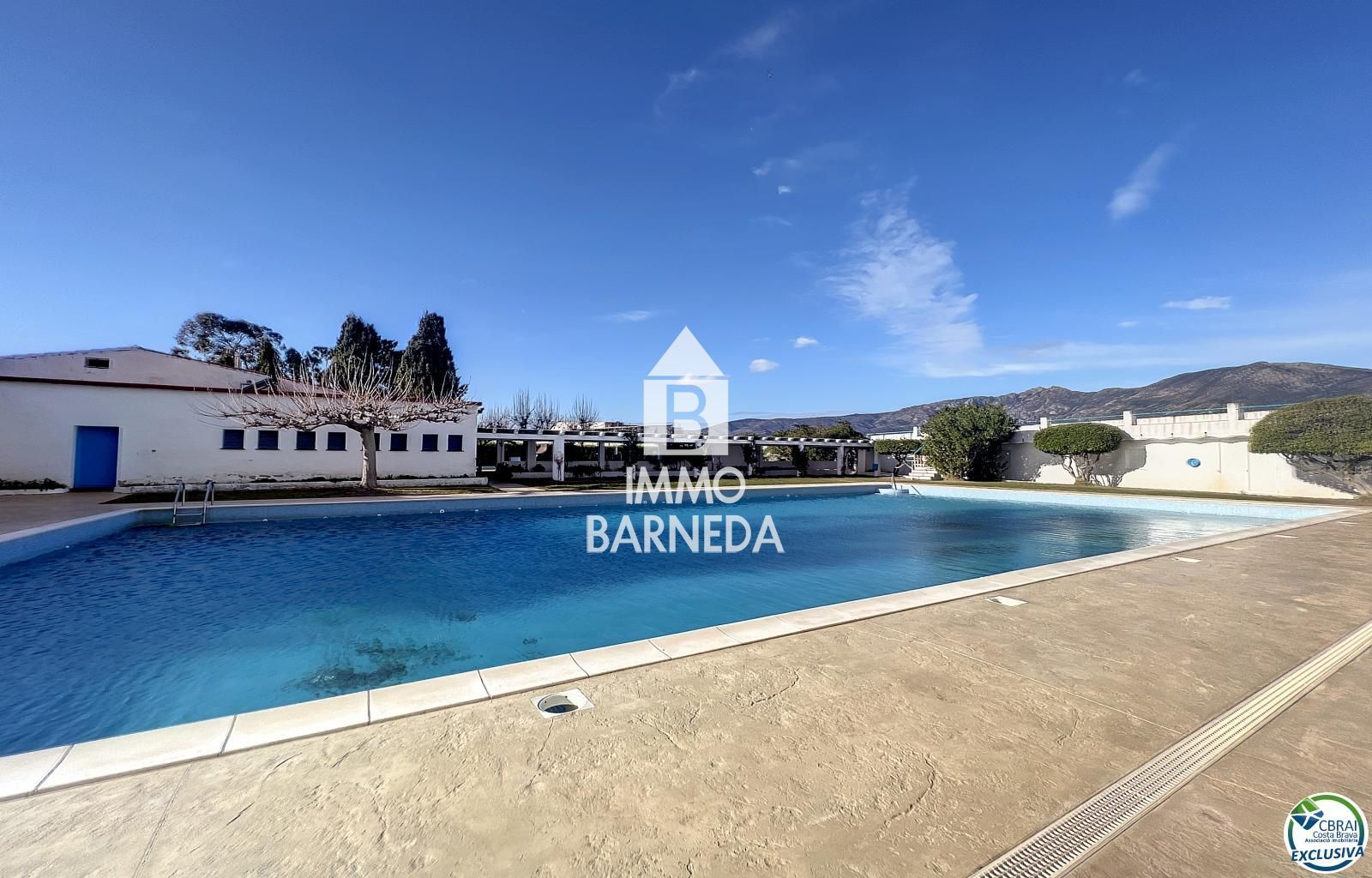 Grand studio rénové avec terrasse de 72 m², véranda récente et vue panoramique sur la baie de Roses dans résidence avec piscine et parking