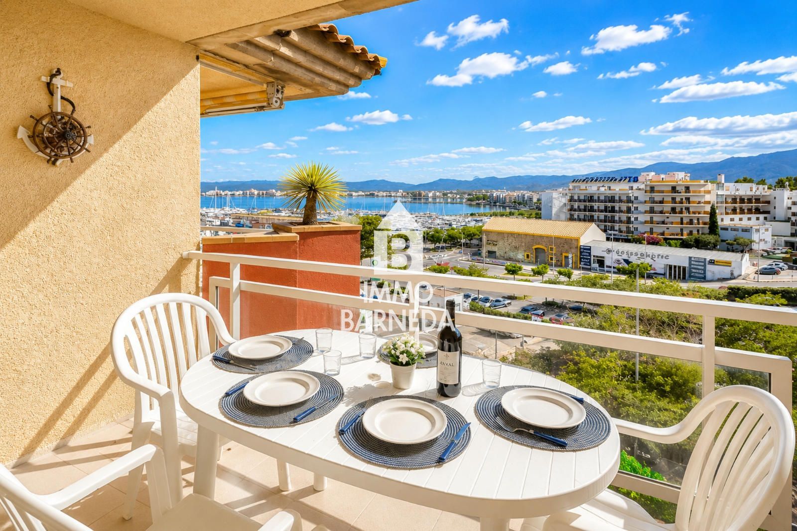 Ático con vistas al mar y terraza a 200 m de la playa en Roses