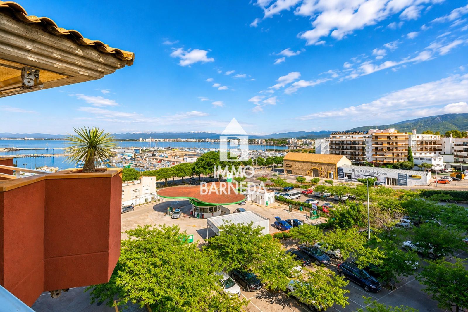 Ático con vistas al mar y terraza a 200 m de la playa en Roses