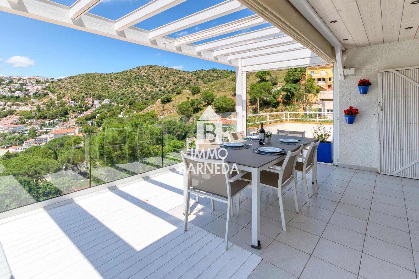 Apartamento con gran terraza y pérgola con vistas al mar en Canyelles
