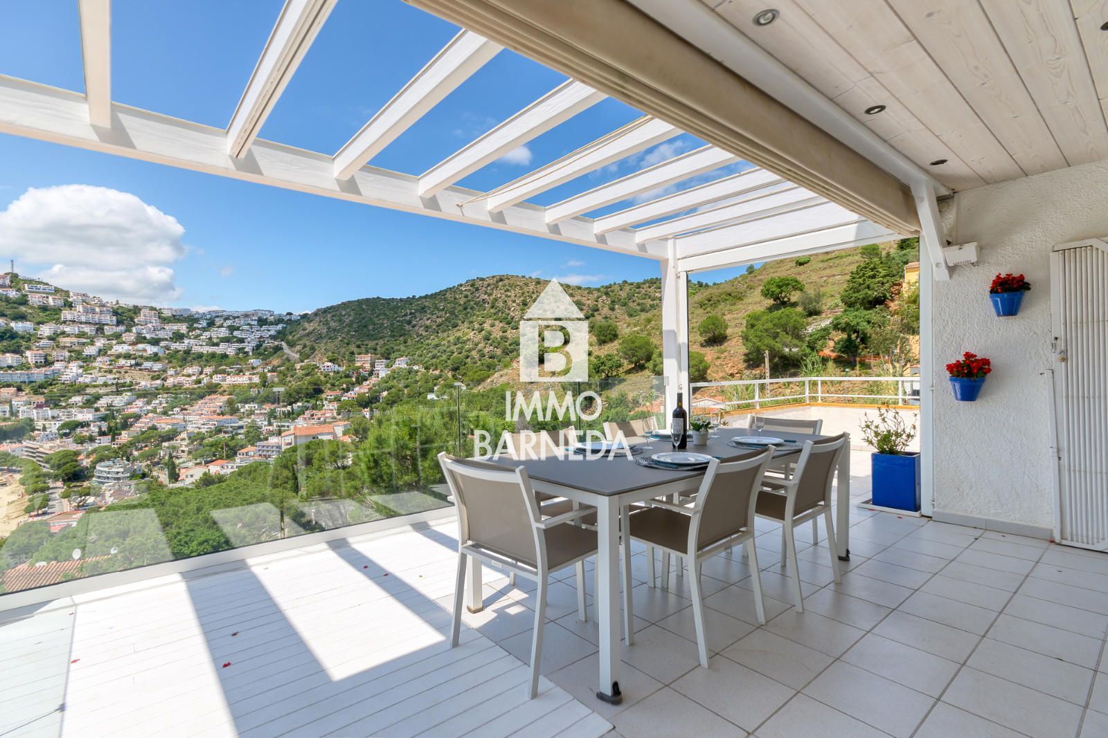 Apartamento con gran terraza y pérgola con vistas al mar en Canyelles