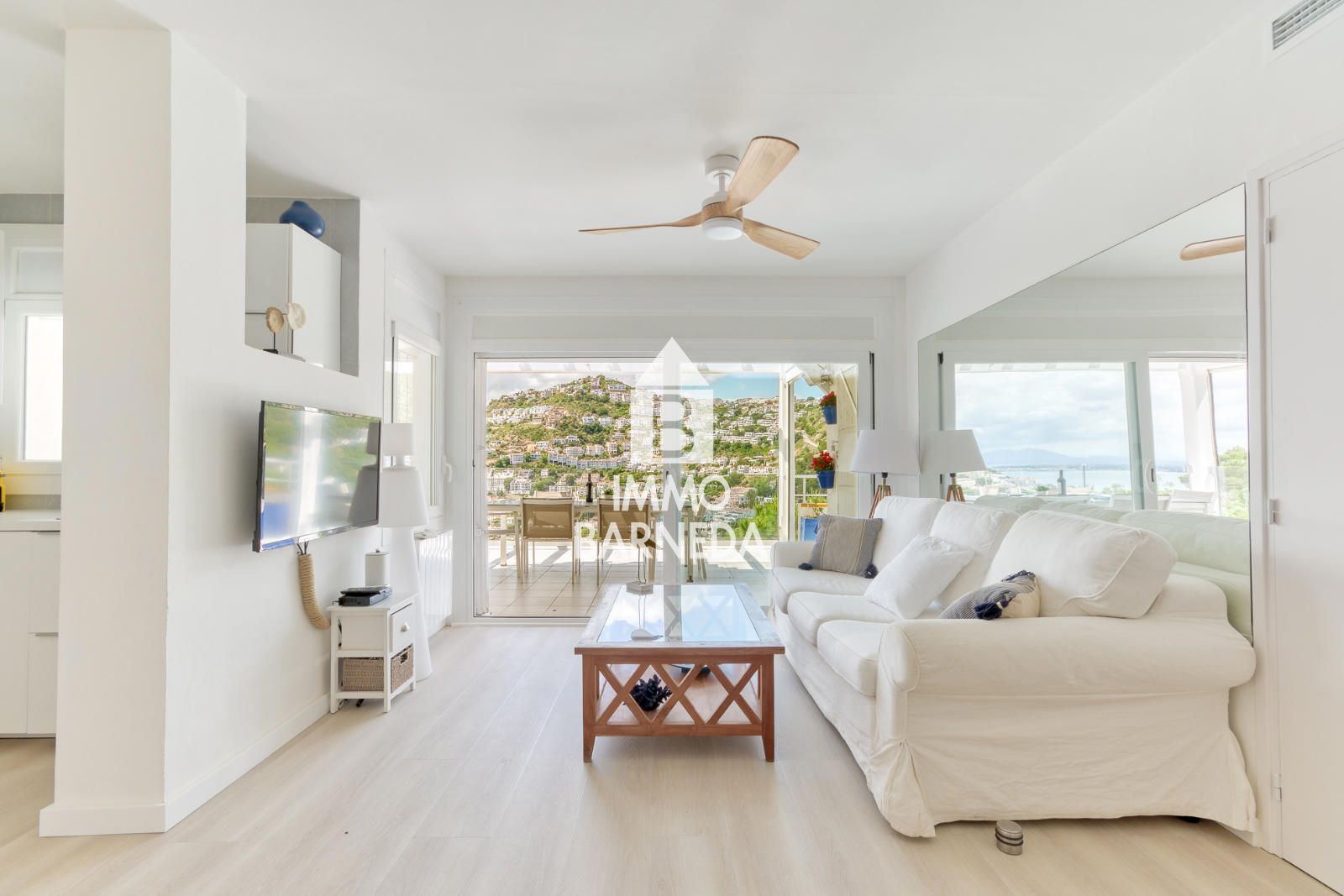 Apartamento con gran terraza y pérgola con vistas al mar en Canyelles