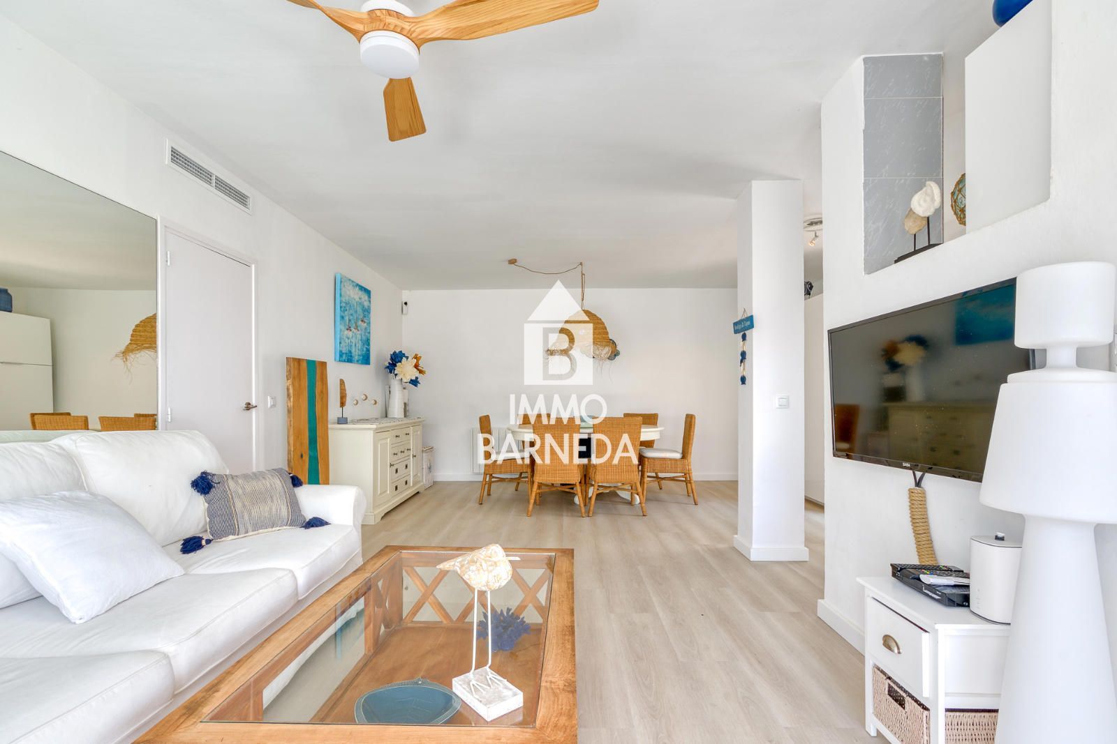 Apartamento con gran terraza y pérgola con vistas al mar en Canyelles