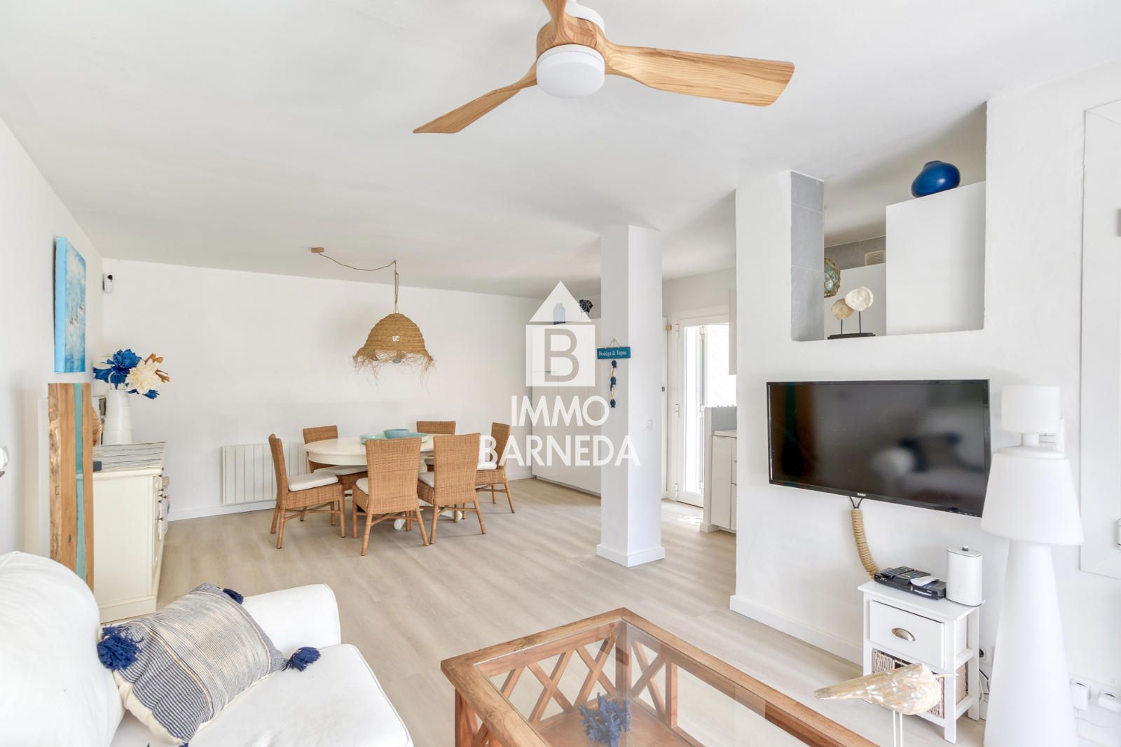 Apartamento con gran terraza y pérgola con vistas al mar en Canyelles