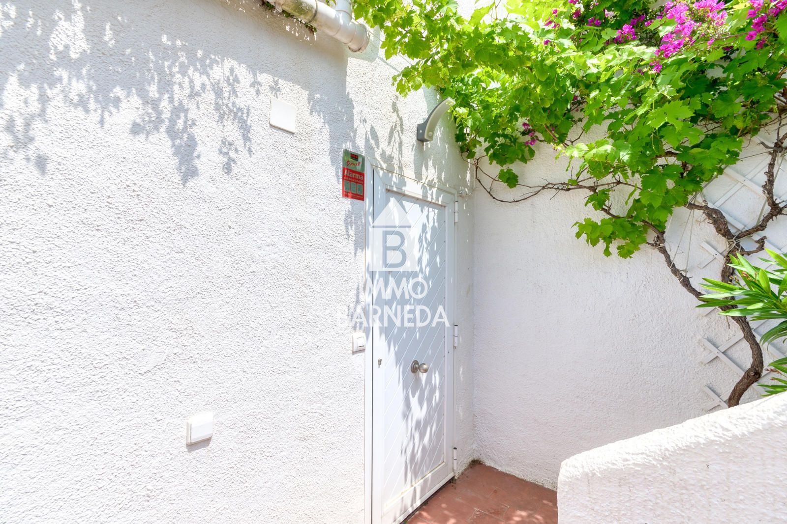 Apartamento con gran terraza y pérgola con vistas al mar en Canyelles