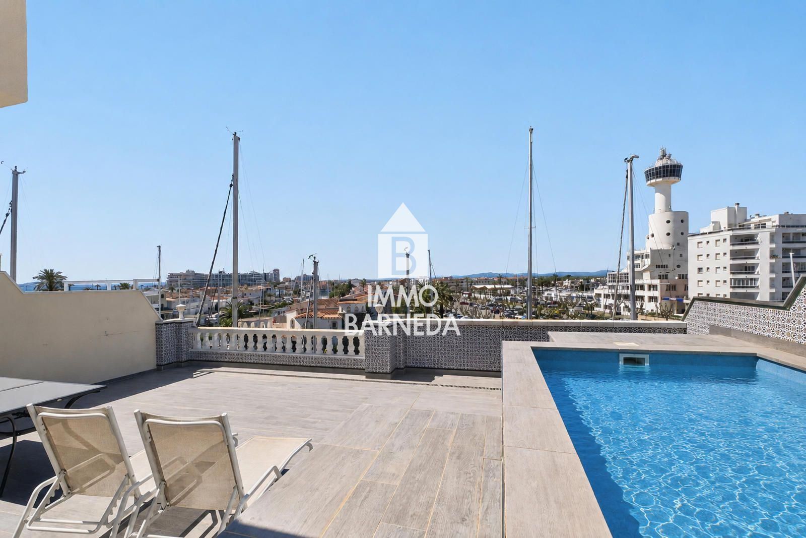 CAVALL DE MAR  Àtic-dúplex amb gran terrassa, piscina privada i vistes al canal