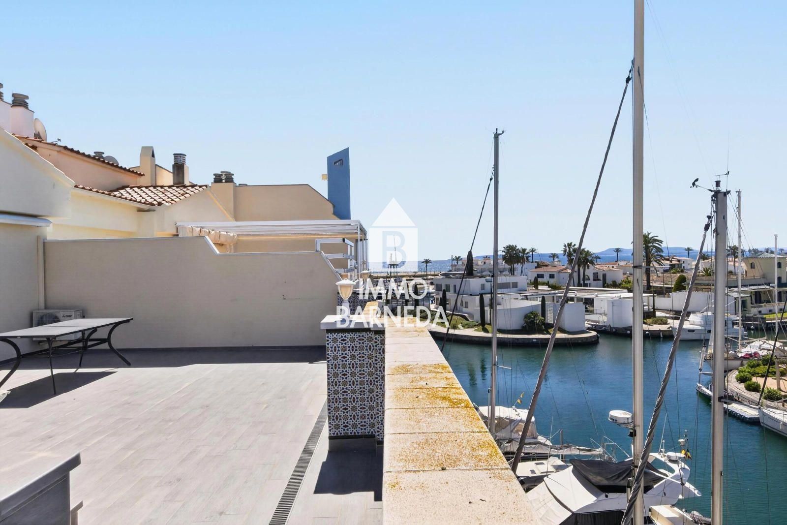 CAVALL DE MAR  Àtic-dúplex amb gran terrassa, piscina privada i vistes al canal