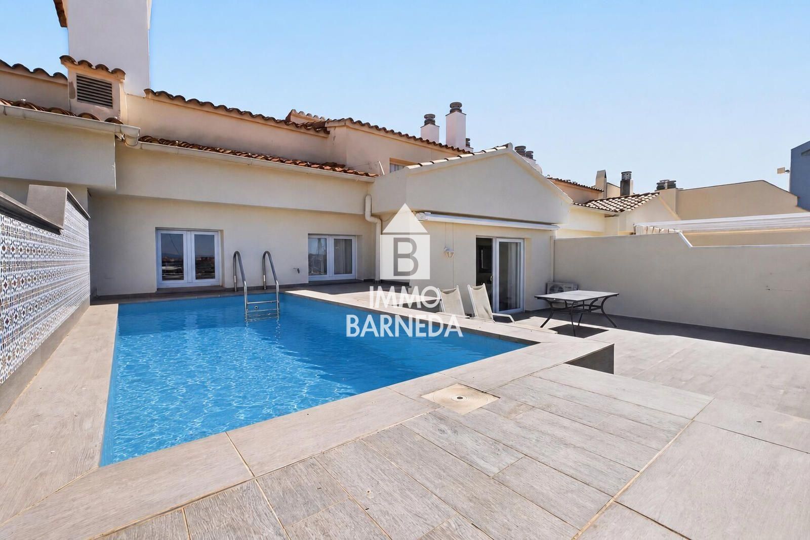 CAVALL DE MAR  Àtic-dúplex amb gran terrassa, piscina privada i vistes al canal
