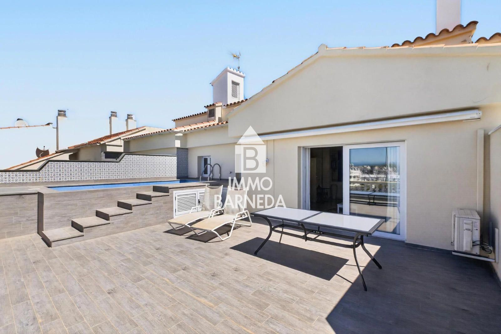 CAVALL DE MAR  Àtic-dúplex amb gran terrassa, piscina privada i vistes al canal
