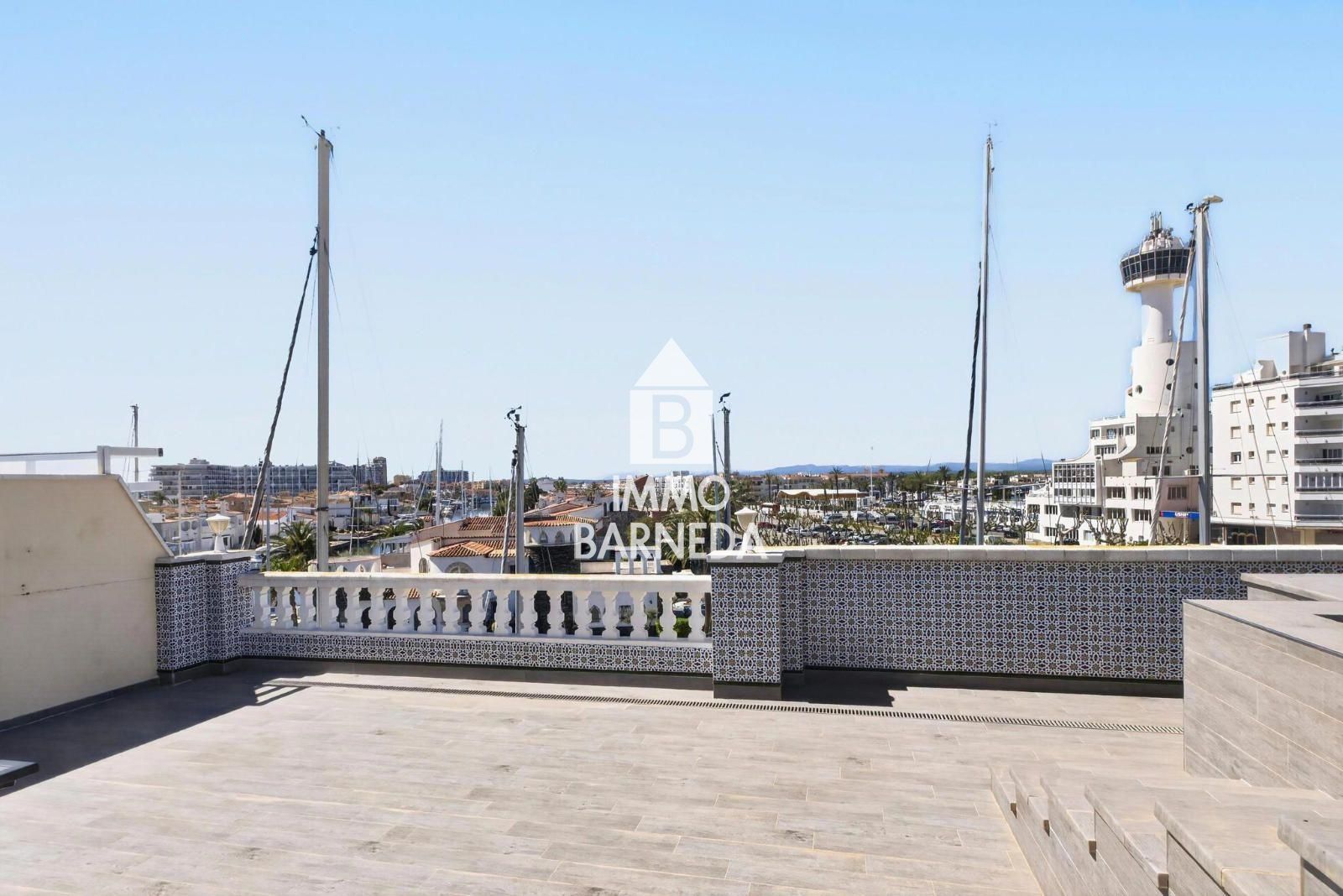 CAVALL DE MAR  Àtic-dúplex amb gran terrassa, piscina privada i vistes al canal