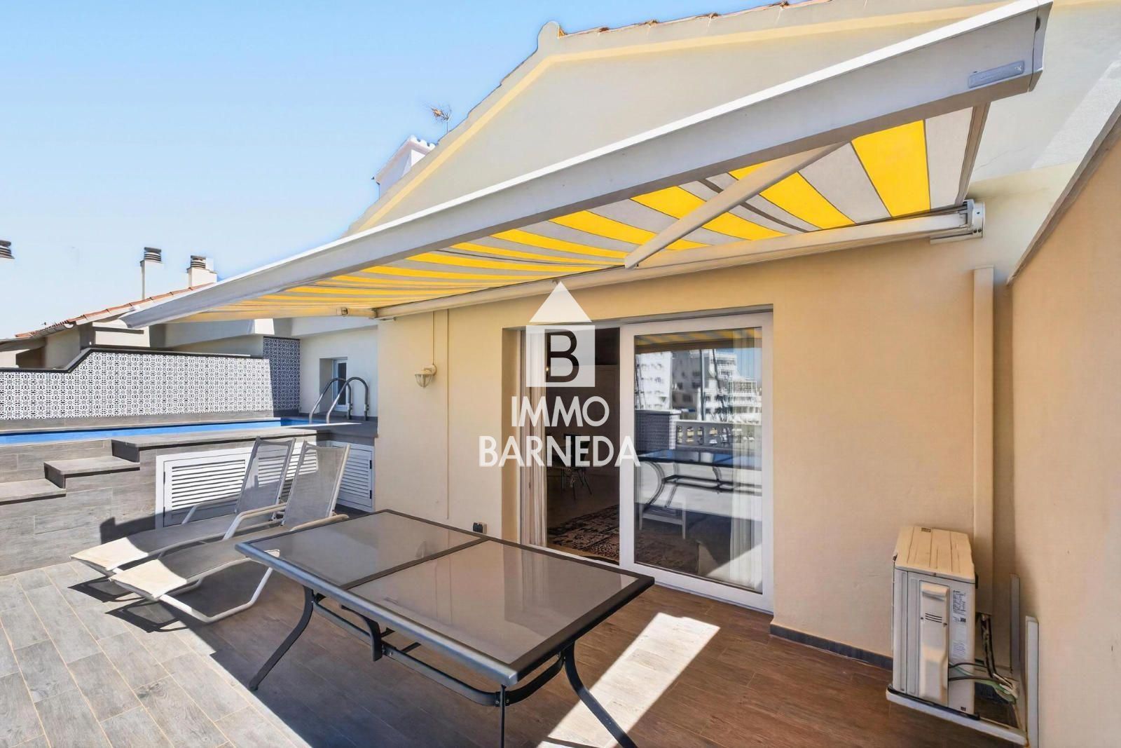CAVALL DE MAR  Àtic-dúplex amb gran terrassa, piscina privada i vistes al canal