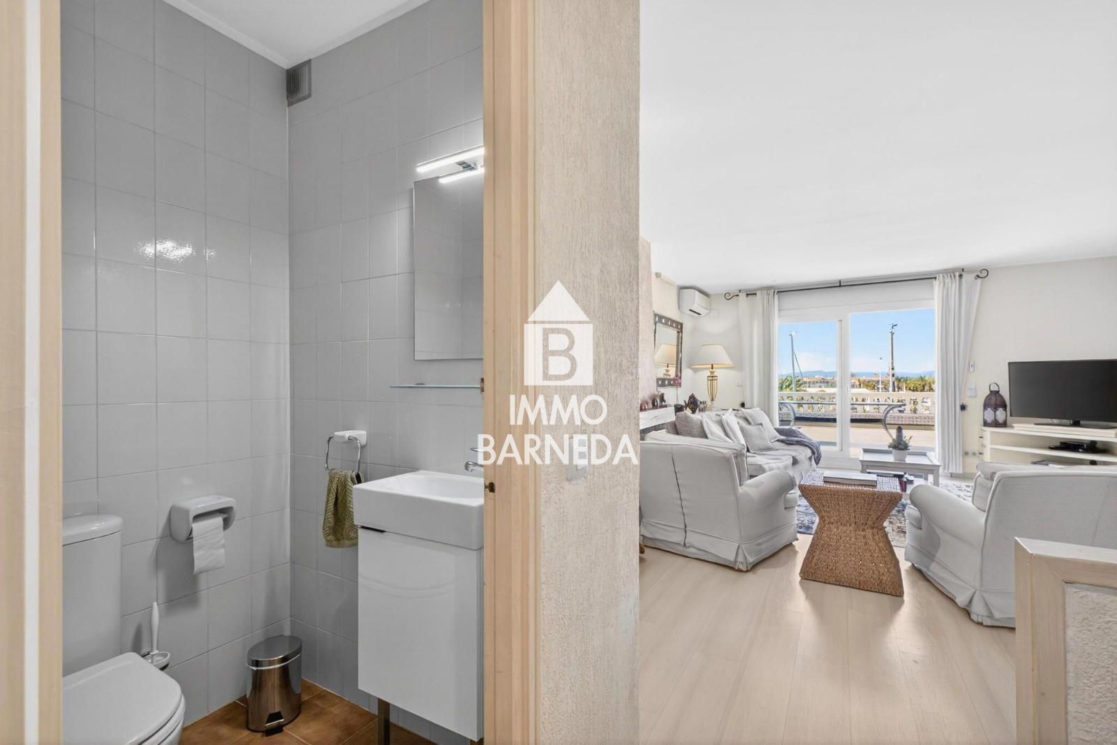 CAVALL DE MAR  Àtic-dúplex amb gran terrassa, piscina privada i vistes al canal
