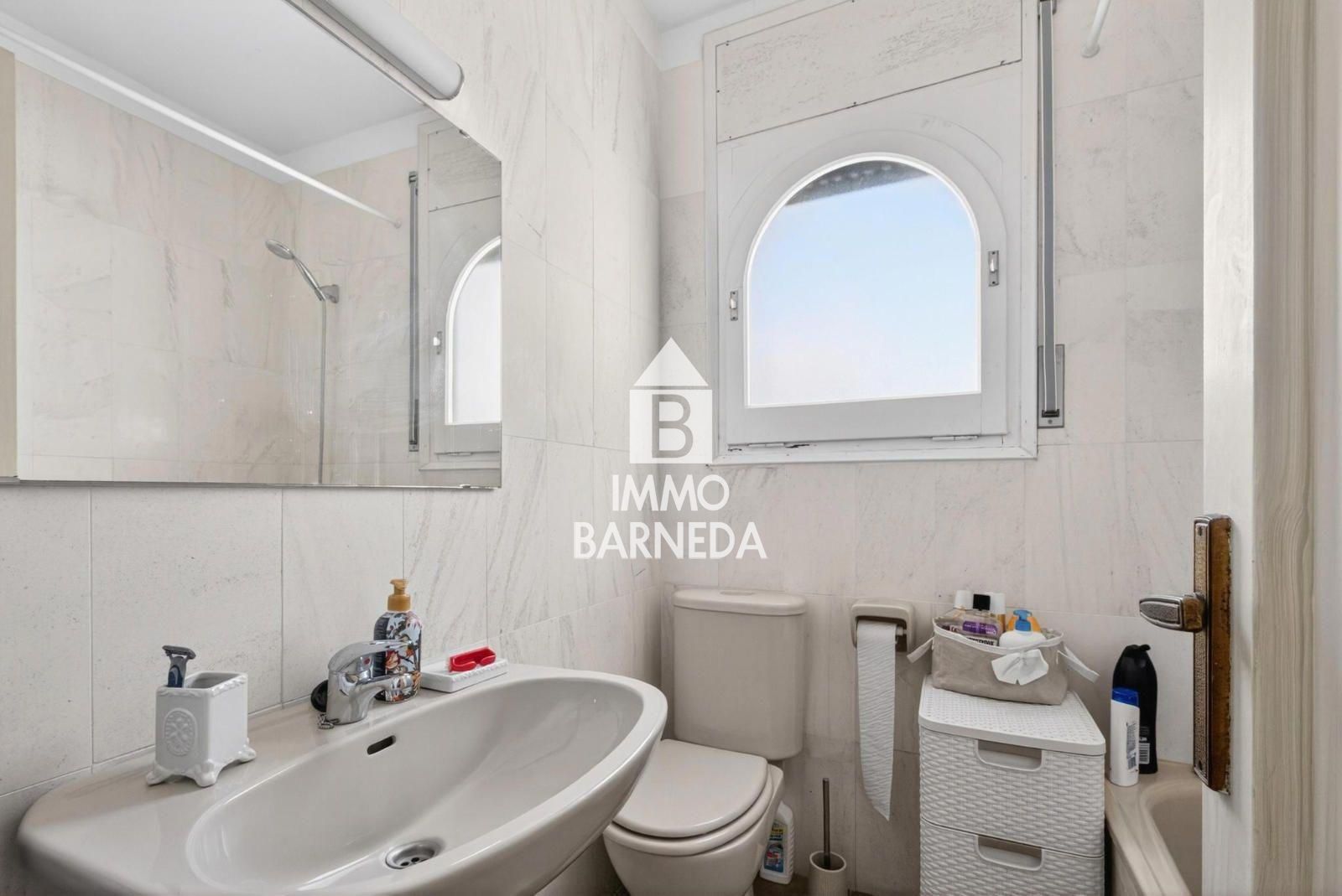 CAVALL DE MAR  Àtic-dúplex amb gran terrassa, piscina privada i vistes al canal