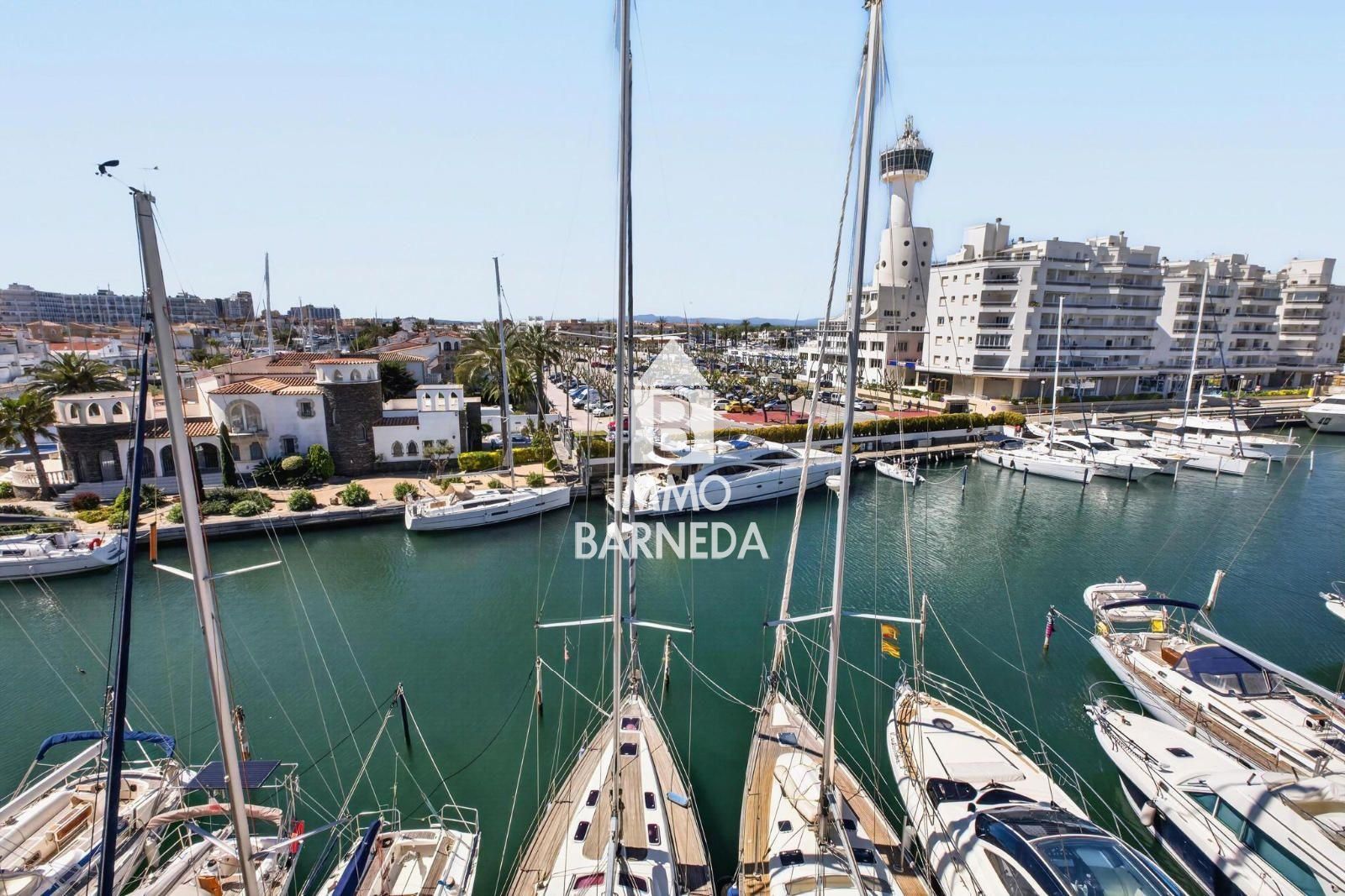 CAVALL DE MAR  Àtic-dúplex amb gran terrassa, piscina privada i vistes al canal
