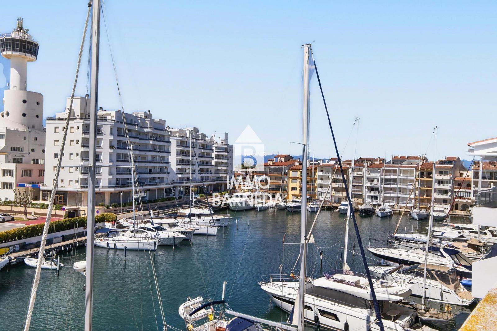 CAVALL DE MAR  Àtic-dúplex amb gran terrassa, piscina privada i vistes al canal