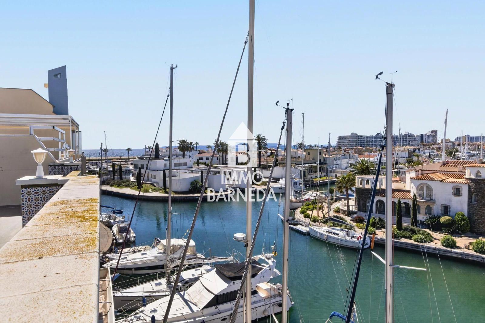 CAVALL DE MAR  Àtic-dúplex amb gran terrassa, piscina privada i vistes al canal