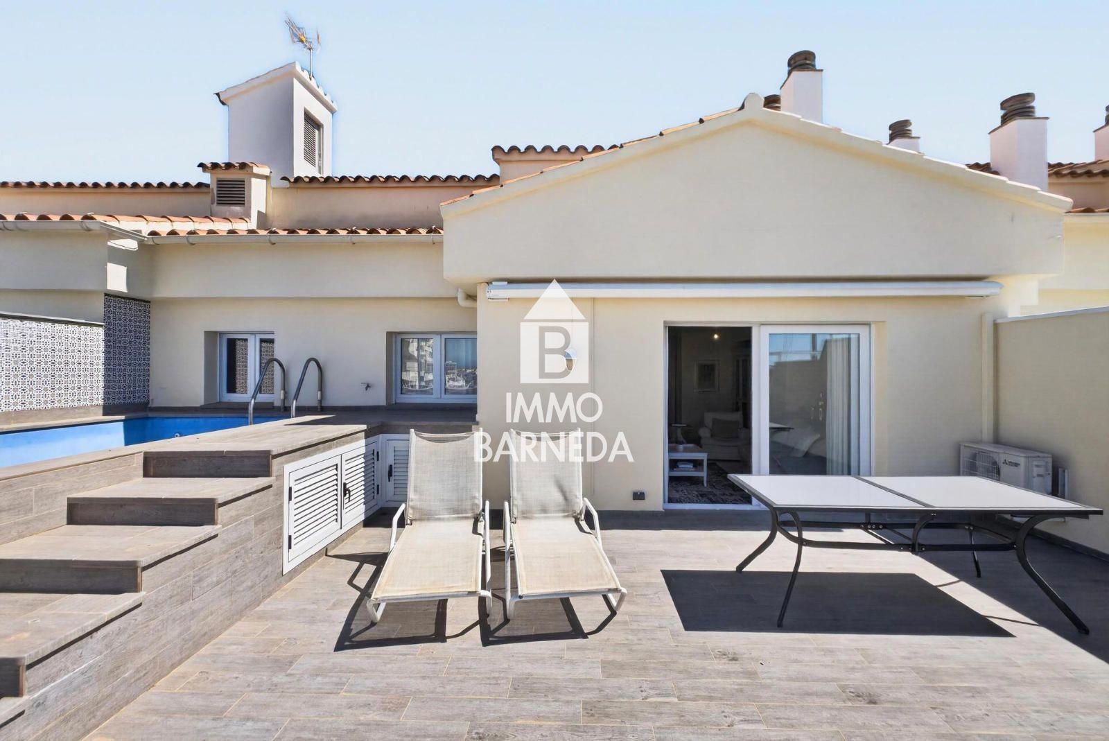CAVALL DE MAR  Àtic-dúplex amb gran terrassa, piscina privada i vistes al canal