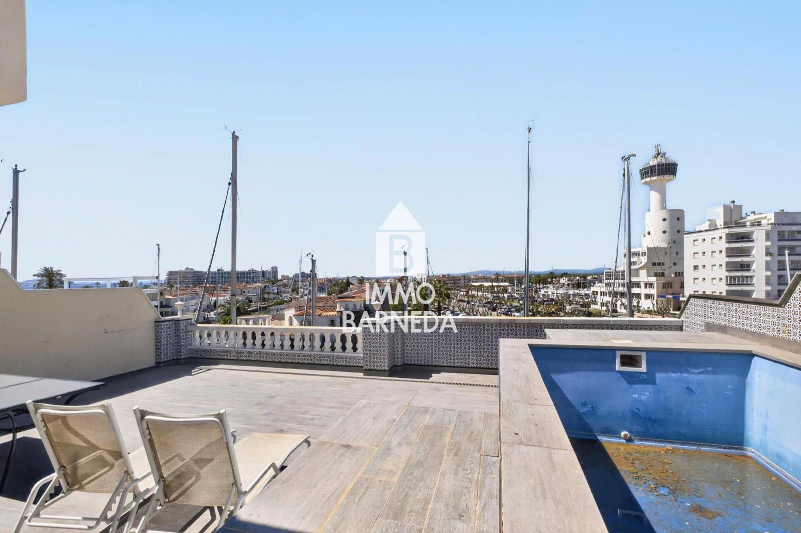 CAVALL DE MAR  Àtic-dúplex amb gran terrassa, piscina privada i vistes al canal