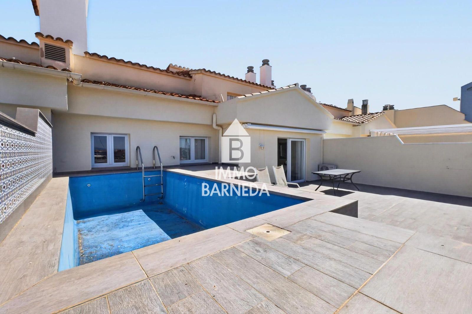 CAVALL DE MAR  Àtic-dúplex amb gran terrassa, piscina privada i vistes al canal