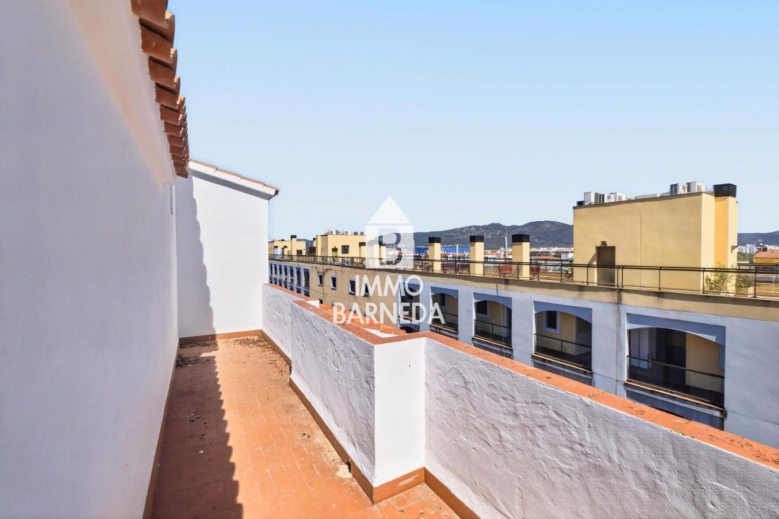 CAVALL DE MAR  Àtic-dúplex amb gran terrassa, piscina privada i vistes al canal