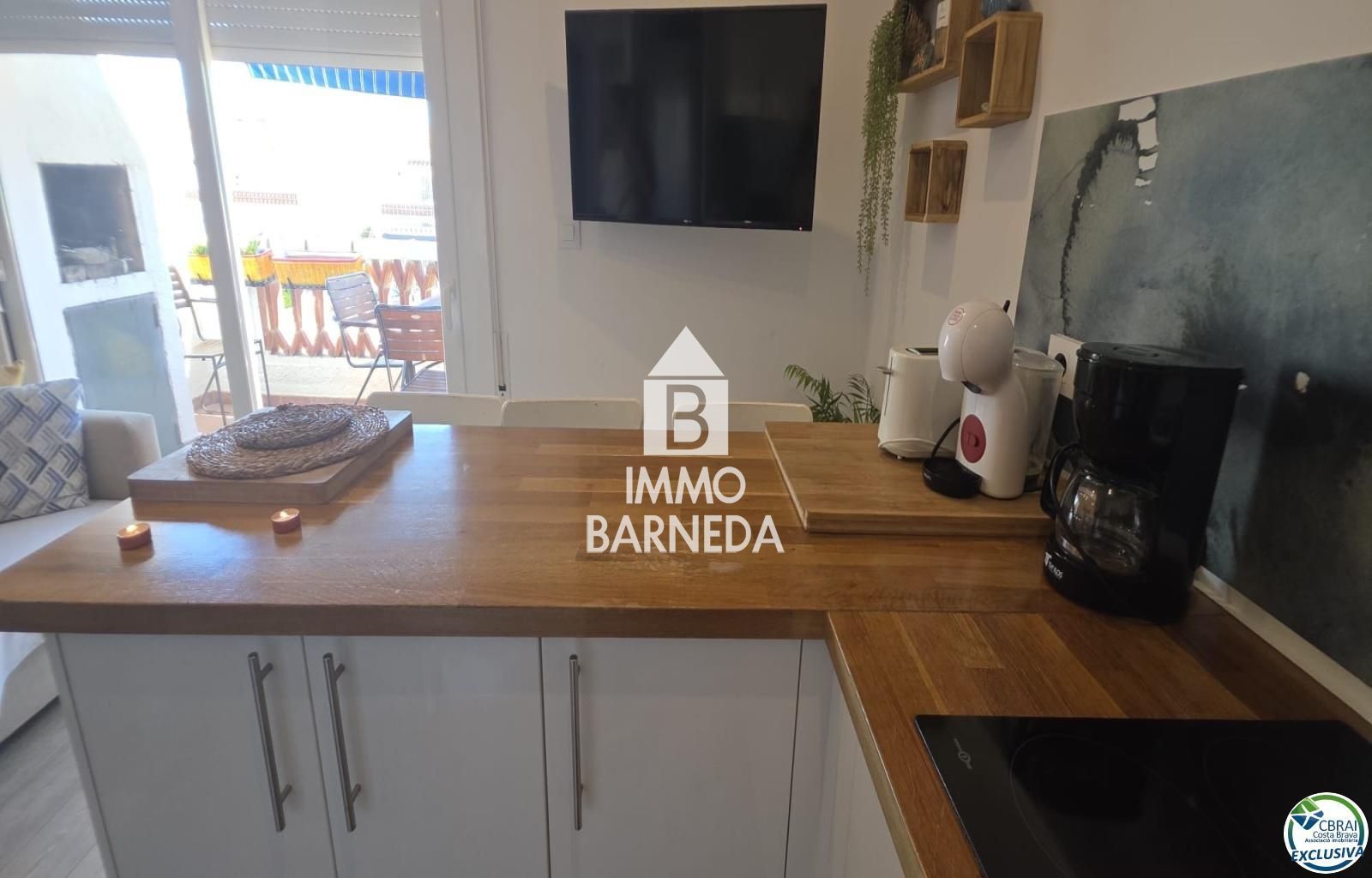 Apartament renovat d'una habitació amb llicència turística, terrassa assolellada i piscina comunitària