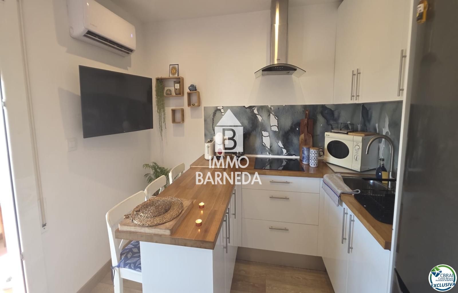 Apartament renovat d'una habitació amb llicència turística, terrassa assolellada i piscina comunitària