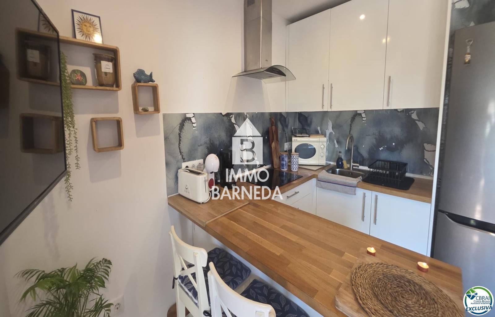 Apartament renovat d'una habitació amb llicència turística, terrassa assolellada i piscina comunitària
