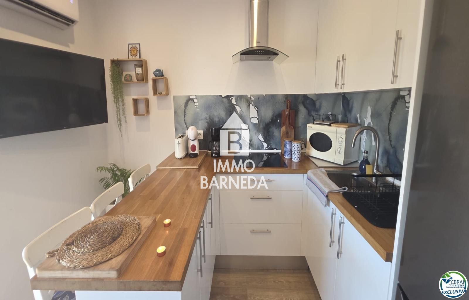 Apartament renovat d'una habitació amb llicència turística, terrassa assolellada i piscina comunitària