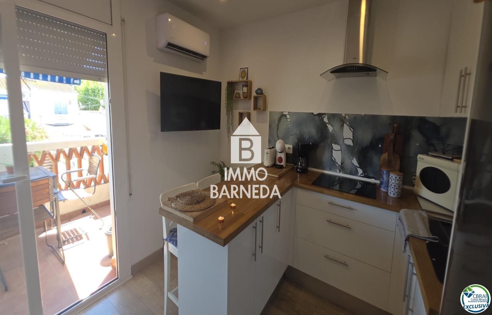 Apartament renovat d'una habitació amb llicència turística, terrassa assolellada i piscina comunitària