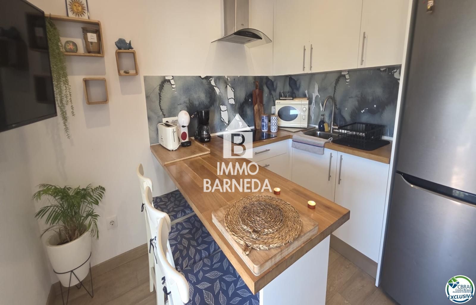 Apartament renovat d'una habitació amb llicència turística, terrassa assolellada i piscina comunitària