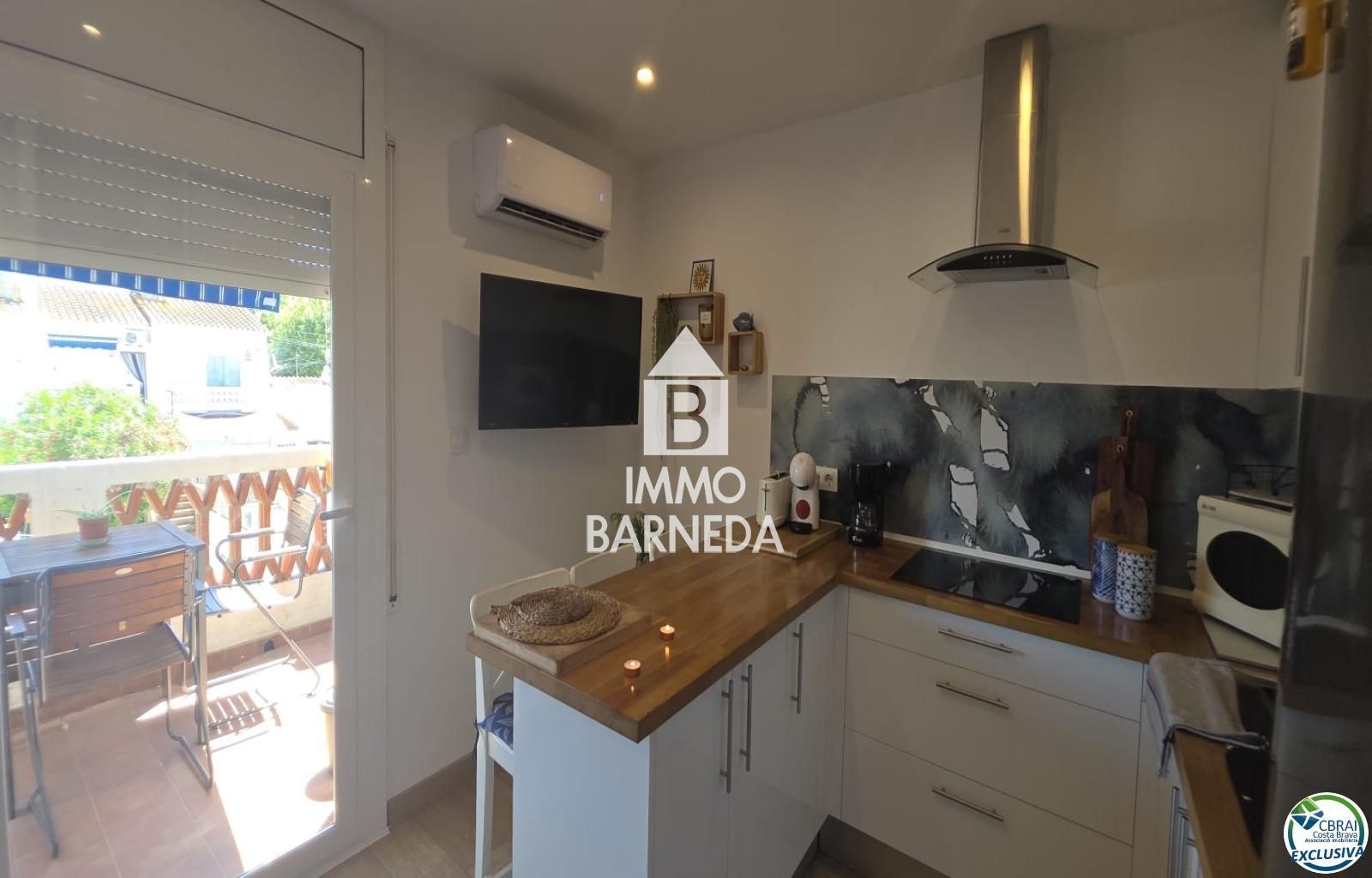 Apartament renovat d'una habitació amb llicència turística, terrassa assolellada i piscina comunitària
