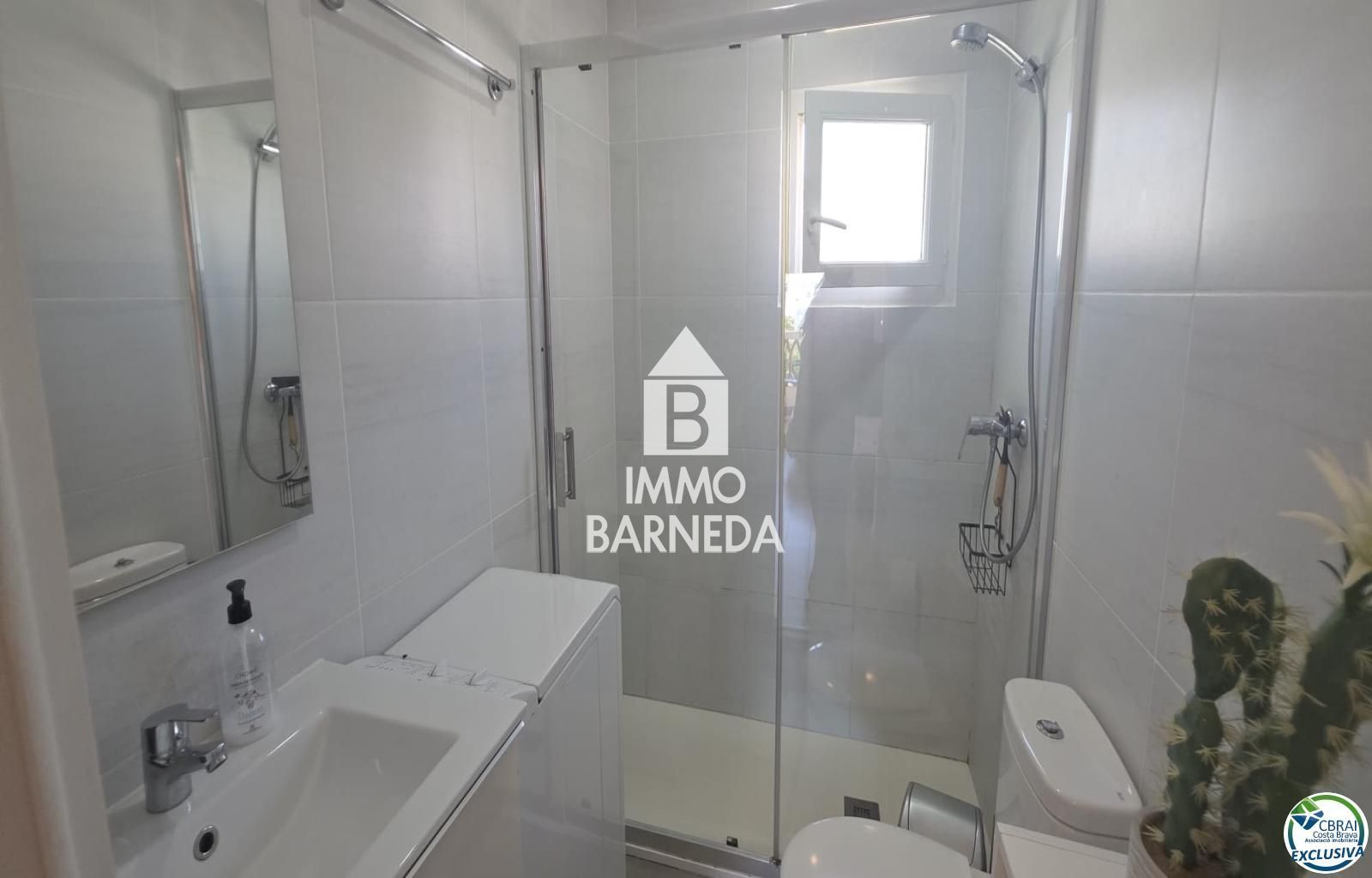 Apartament renovat d'una habitació amb llicència turística, terrassa assolellada i piscina comunitària