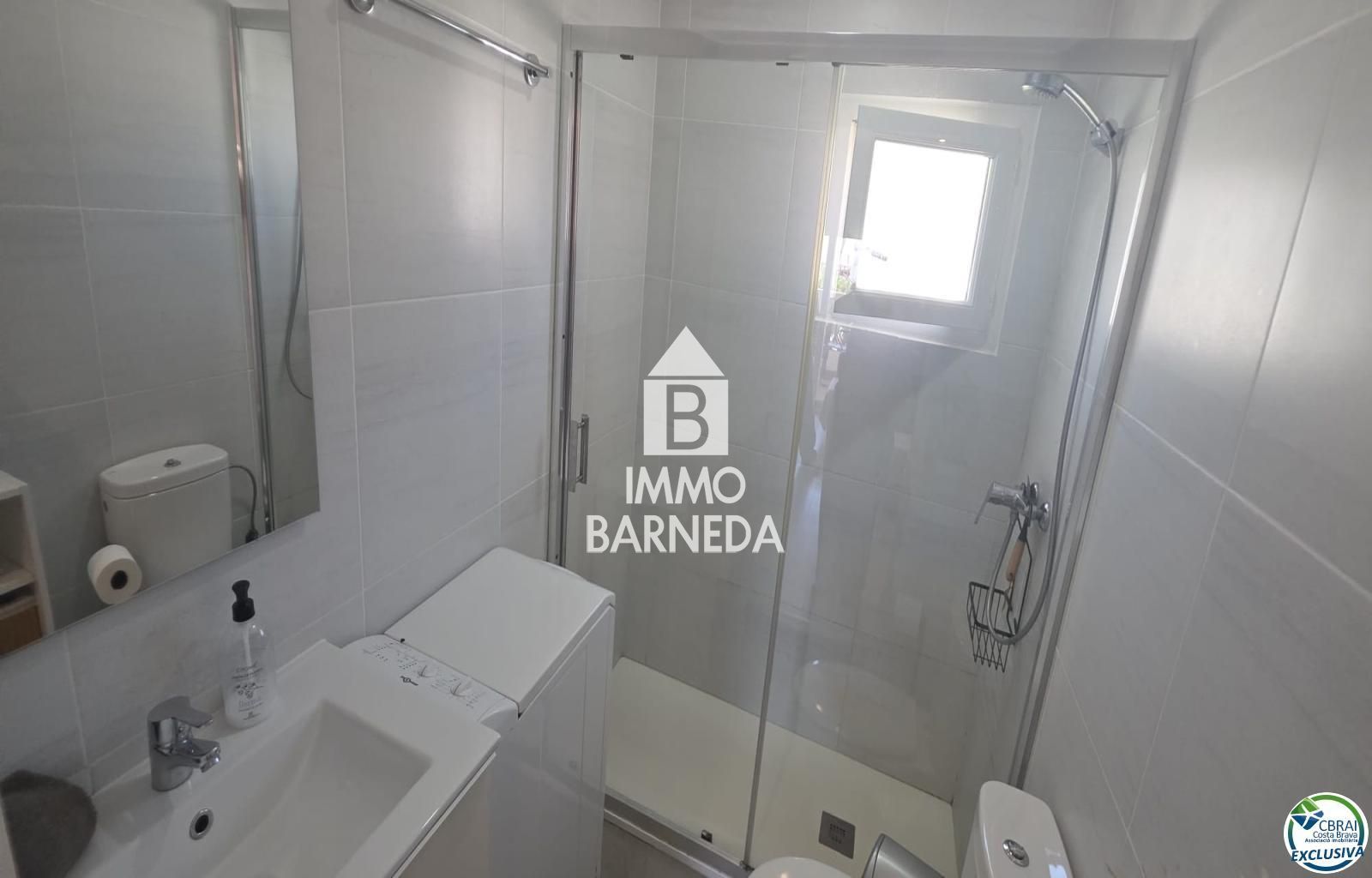 Apartament renovat d'una habitació amb llicència turística, terrassa assolellada i piscina comunitària