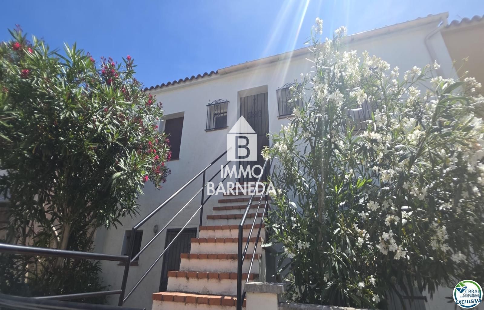 Apartament renovat d'una habitació amb llicència turística, terrassa assolellada i piscina comunitària
