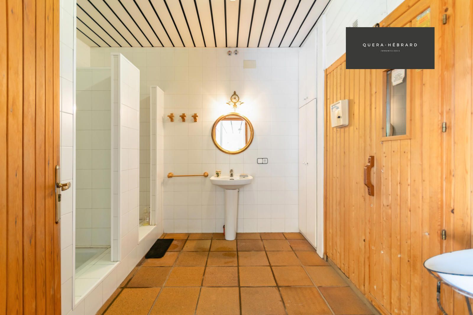 Baño con sauna y duchas