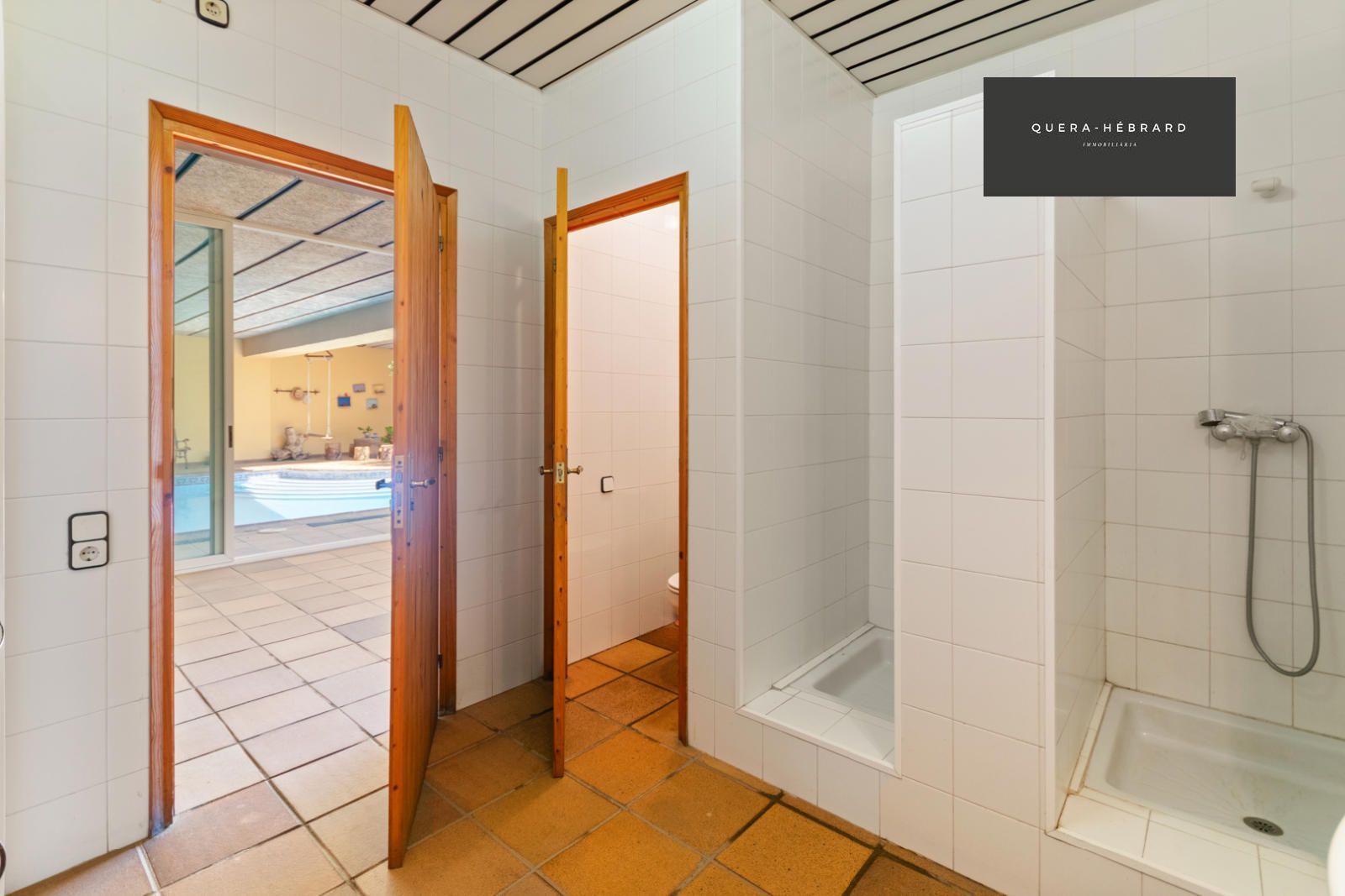 Baño con sauna y duchas
