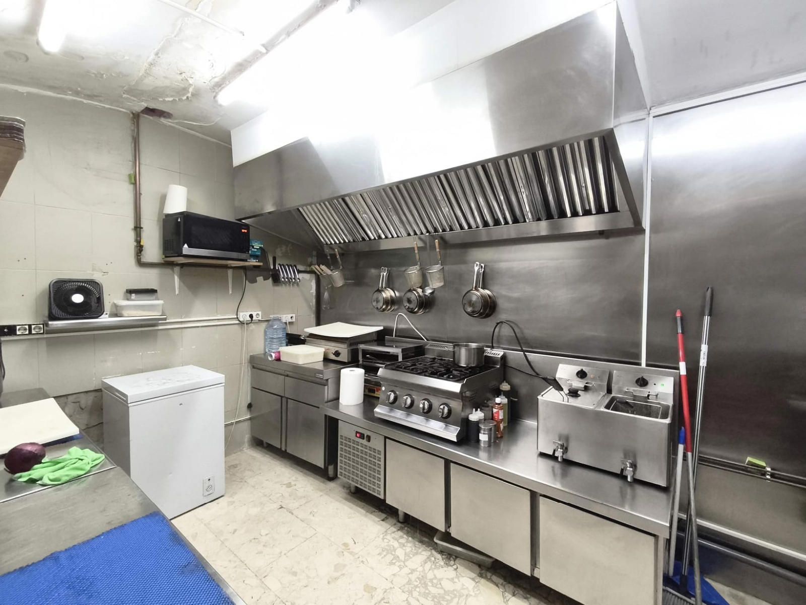 Interesting restaurant available for lease transfer in Ciutat Vella, Barcelona. - Foto 17