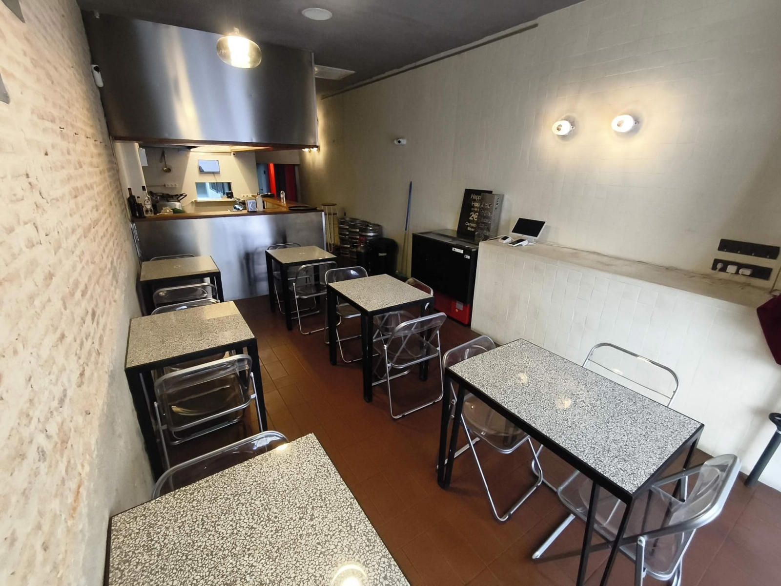Bar-Restaurant for Lease with Large Terrace in Gràcia, Barcelona - Foto 2