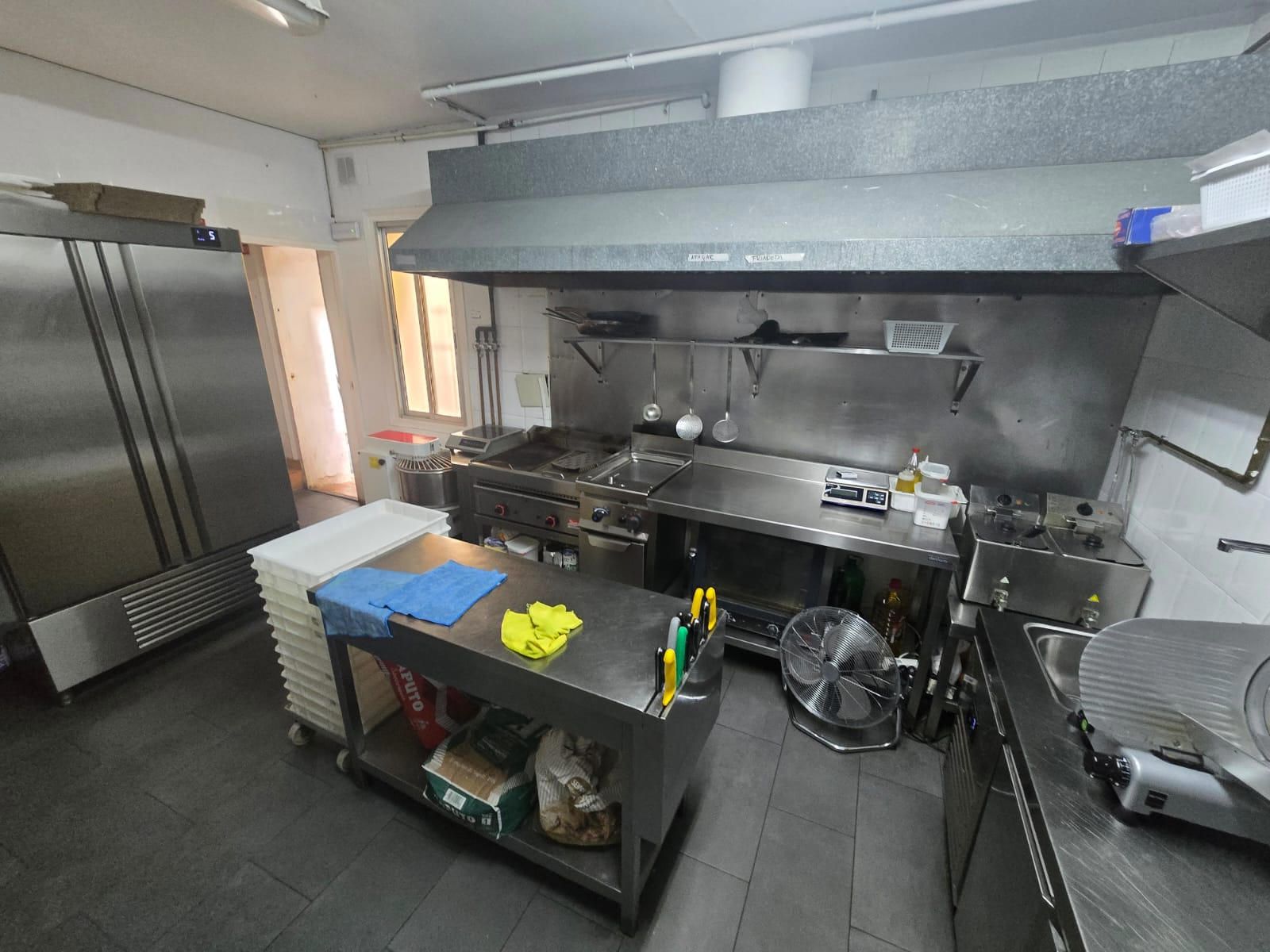 Beautiful restaurant for lease transfer with a C3-Mixed license in Eixample. - Foto 16