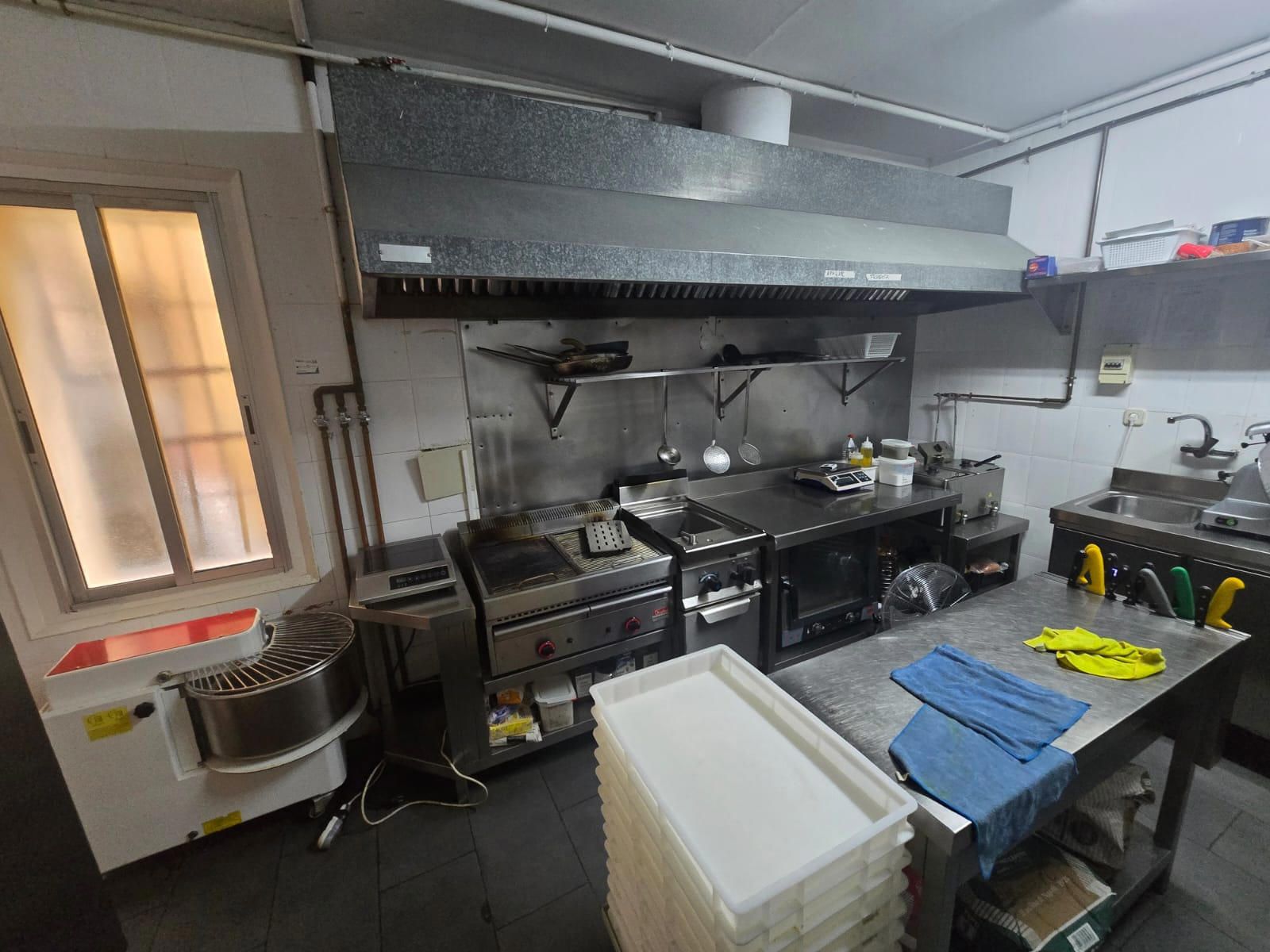 Beautiful restaurant for lease transfer with a C3-Mixed license in Eixample. - Foto 15