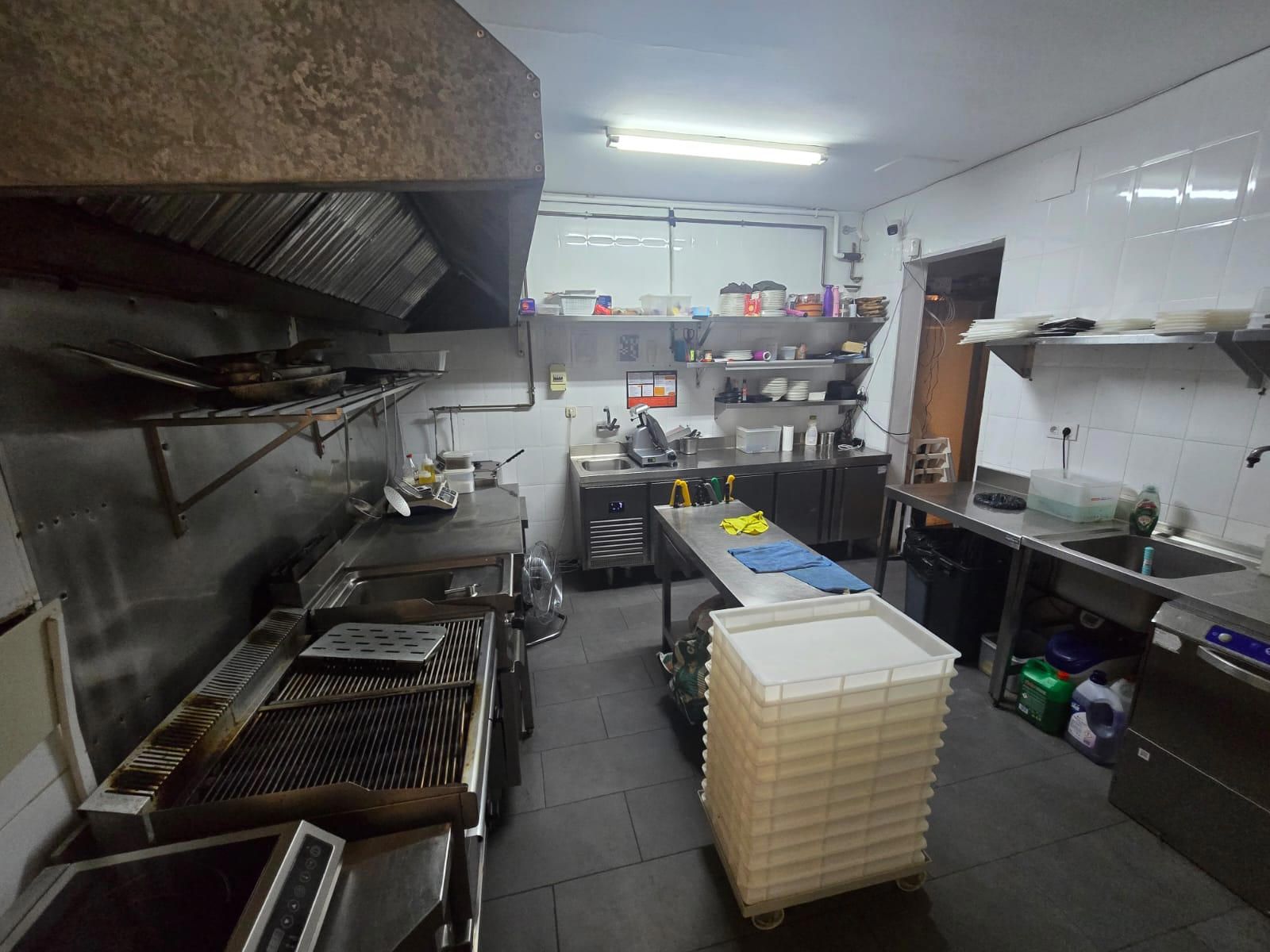 Beautiful restaurant for lease transfer with a C3-Mixed license in Eixample. - Foto 17