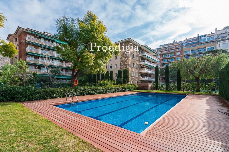 Preciós i assolellat pis amb zones verdes i piscina