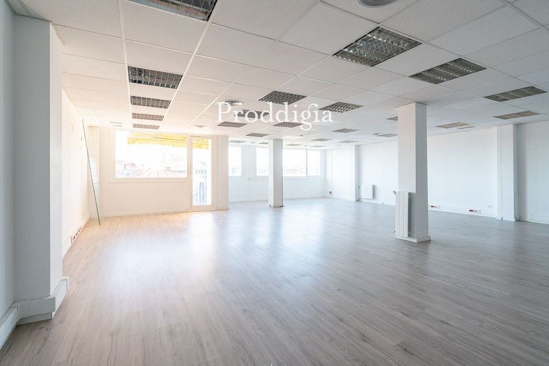 Luminosa oficina en ático de 140 m2 en la calle Tuset