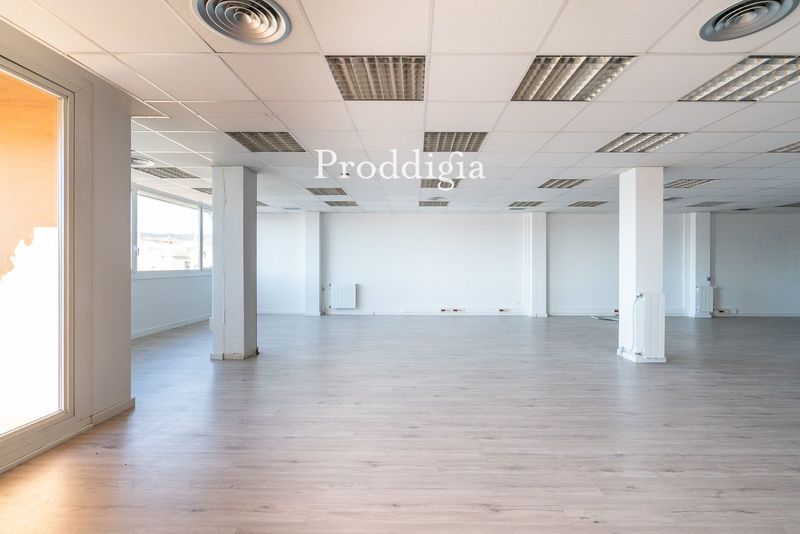 Luminosa oficina en ático de 140 m2 en la calle Tuset