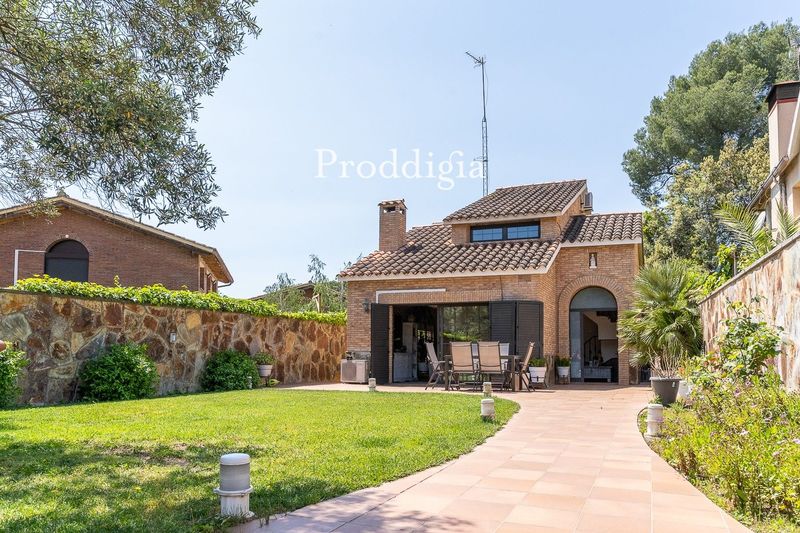 VIRTUAL VISIT. Fantastic house with pool in the heart of Valldoreix