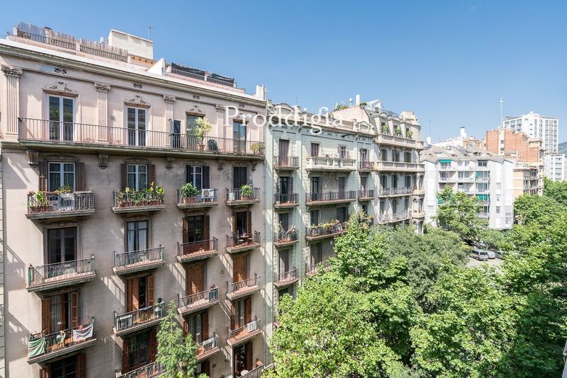 High floor with balcony, facing south and large garage space in a building in the heart of Quadrat d'Or